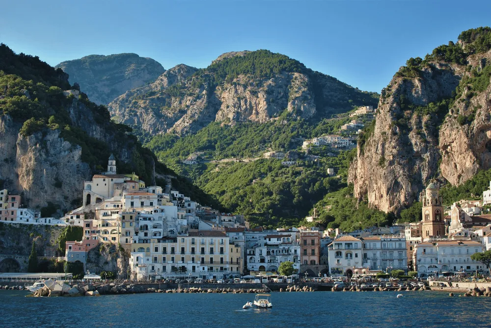plage avec ville d'amalfi et montagne au fond