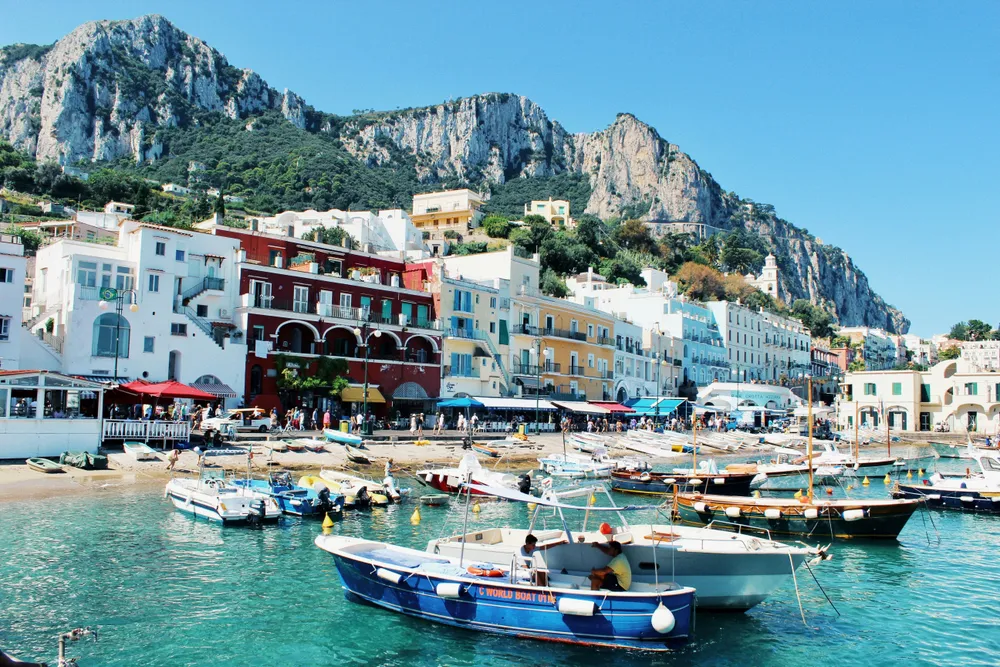 marina avec bateaux et batiments colores