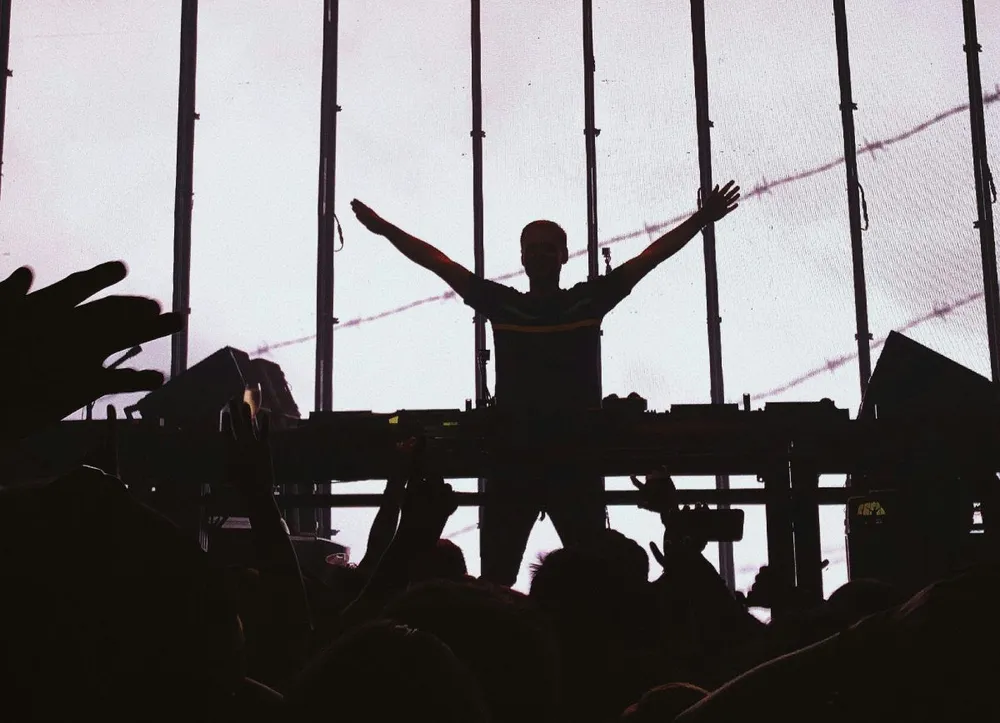 DJ actuando en una discoteca de Ibiza frente a una multitud durante la noche