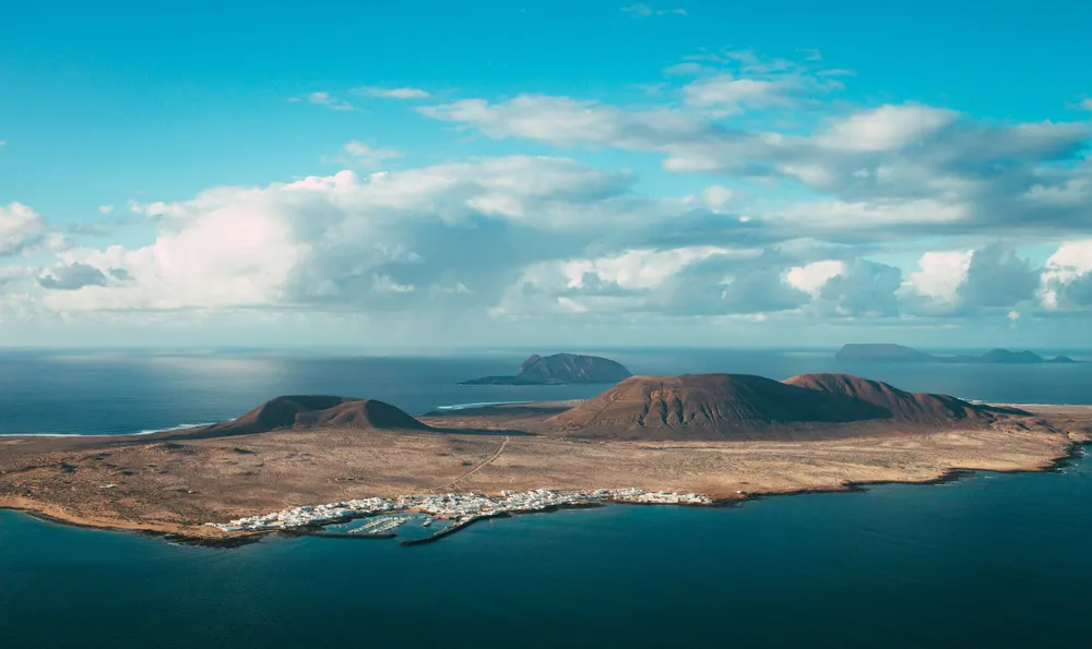 mer avec ile volcanique et nuages