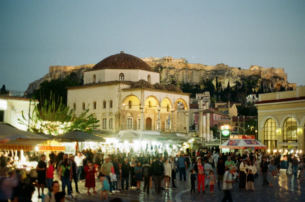 Chiesa greco-ortodossa al tramonto.