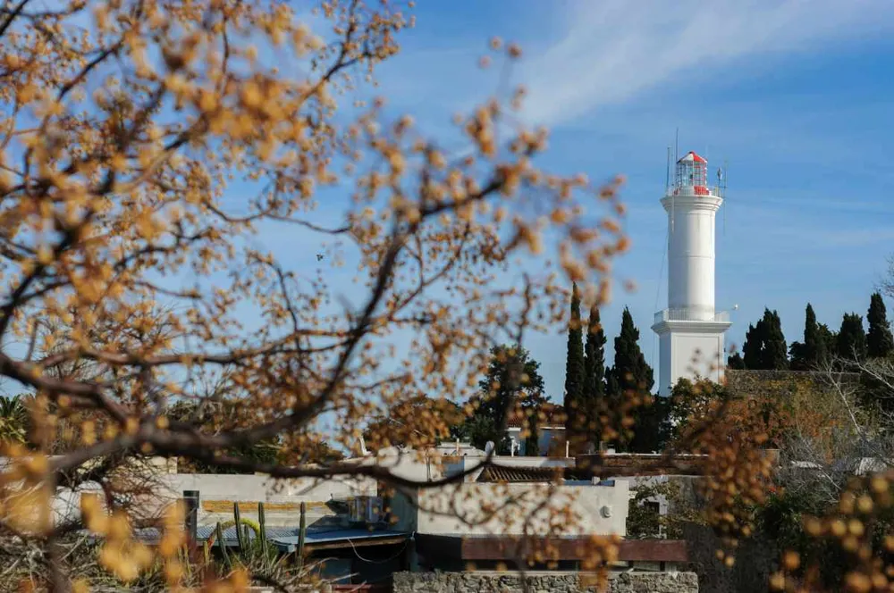 Faro de Colonia del Sacramento visto desde el casco histórico