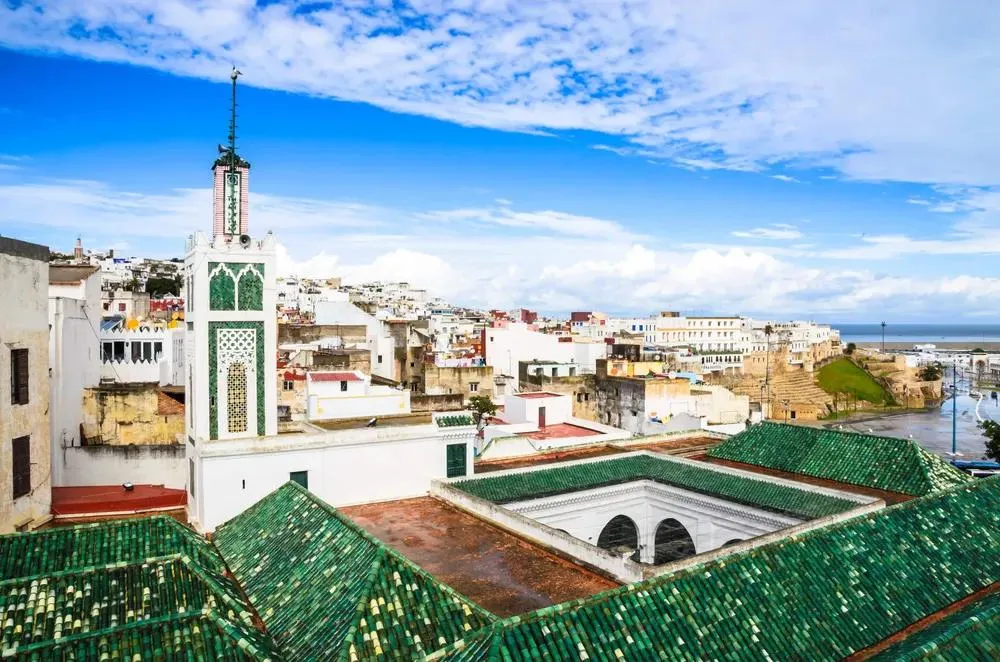 Vista de la Gran Mezquita de Tánger con su minarete y tejados verdes