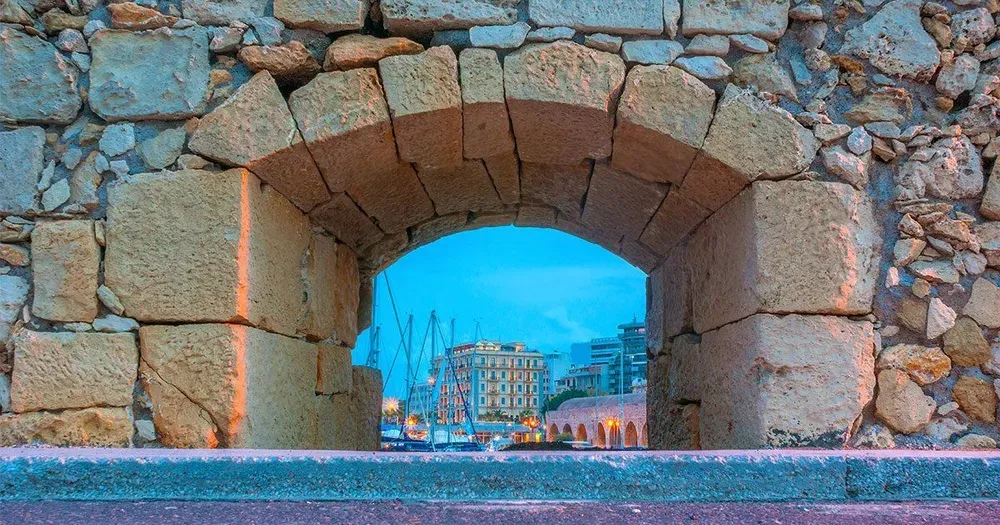 Vista del porto di Iraklio, Creta.
