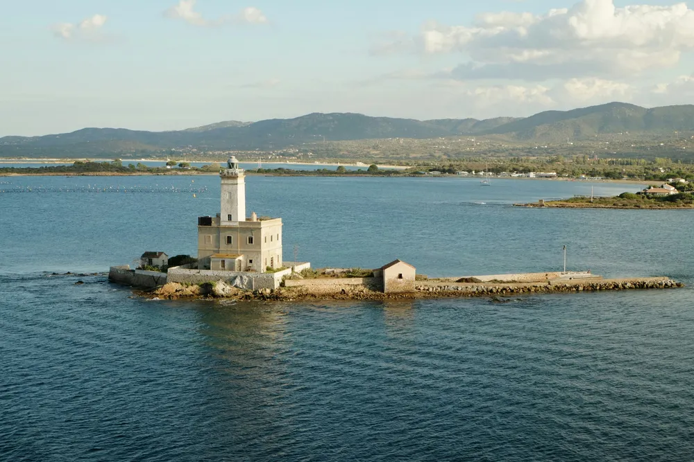 ile avec eglise blanche mer et montagnes au fond
