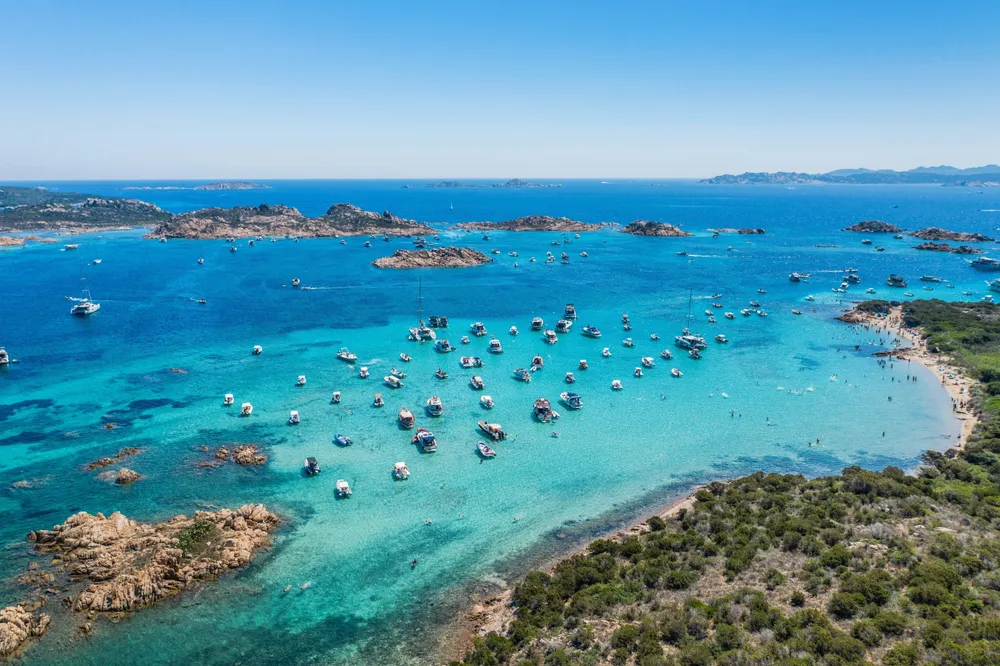 Barche a vela al largo della costa, Sardegna.