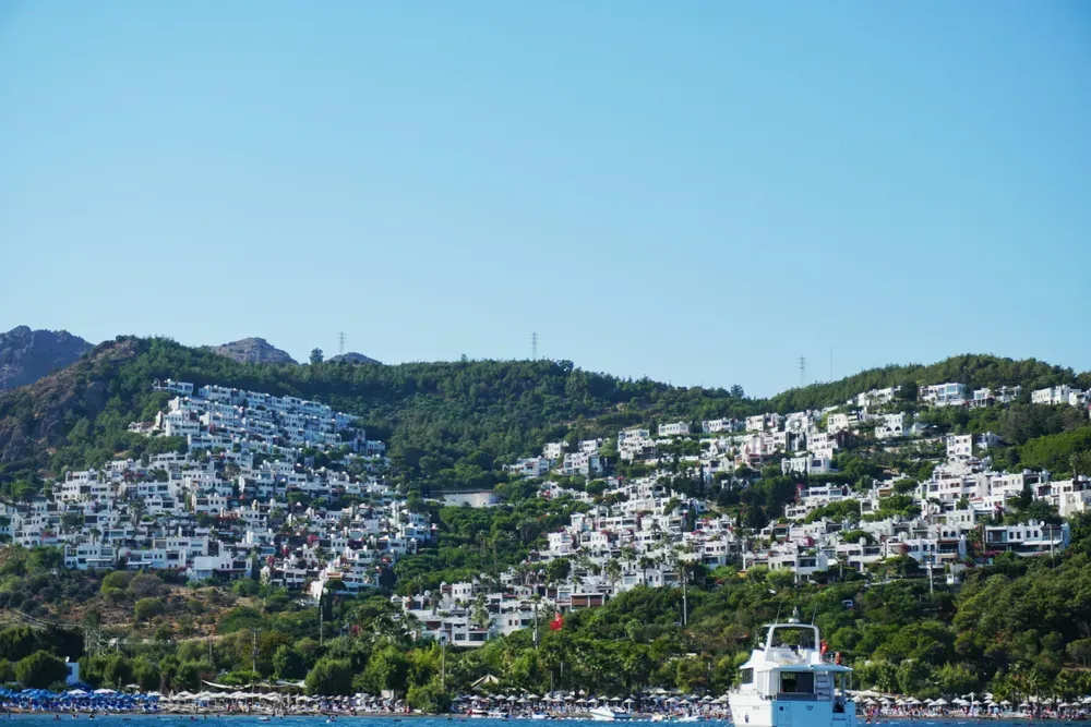Edifici imbiancati a calce a Bodrum e cielo blu.