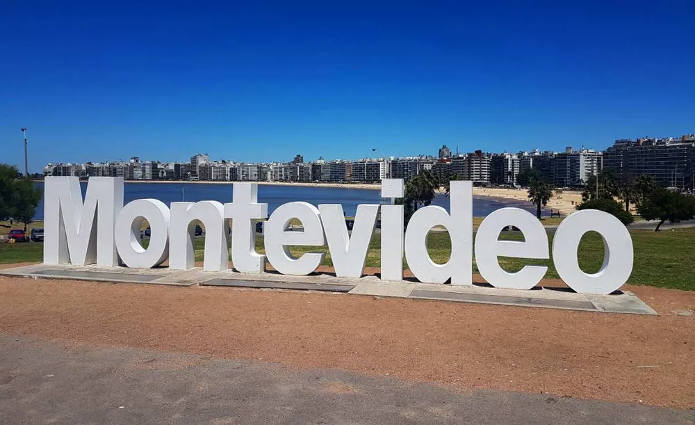 Letras de Montevideo junto a la rambla y la playa de la ciudad