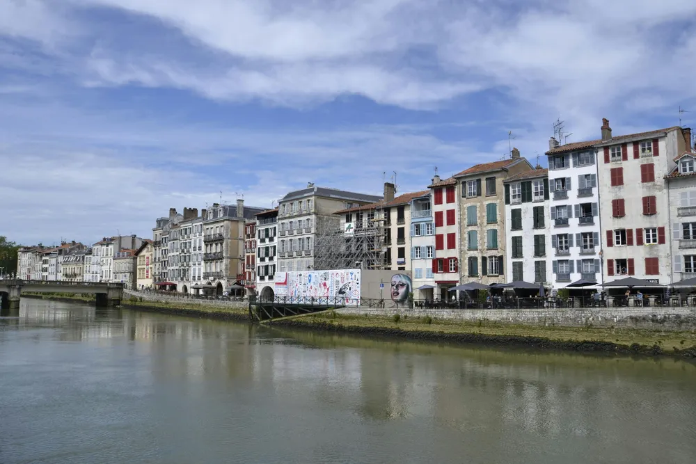 maisons colorees sur quai en pierre avec la mer