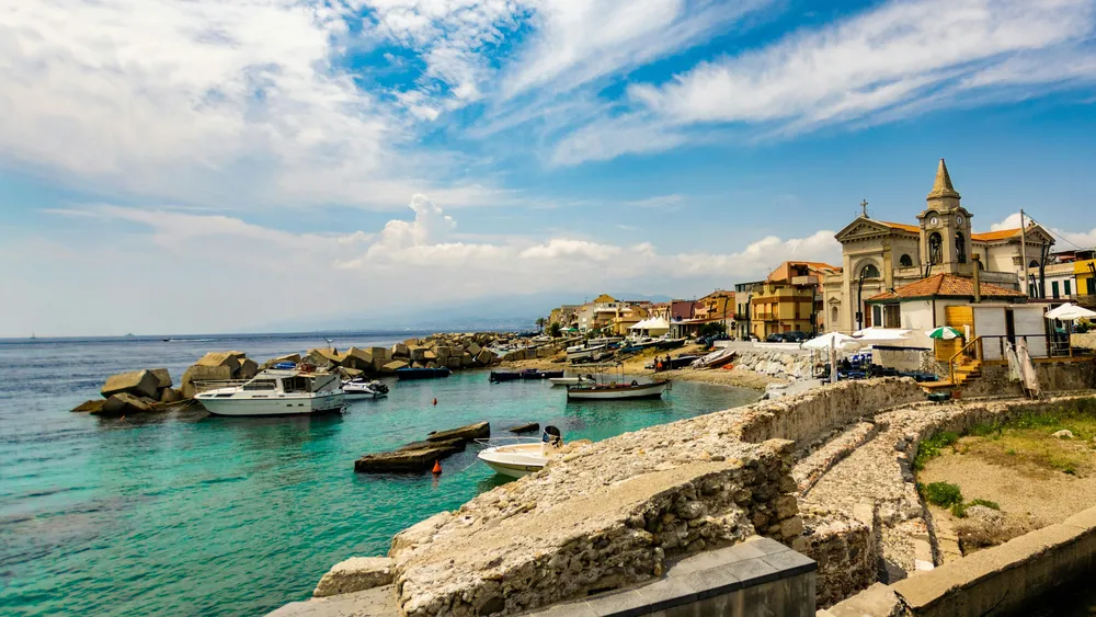 marina avec bateaux et eglise en arriere plan
