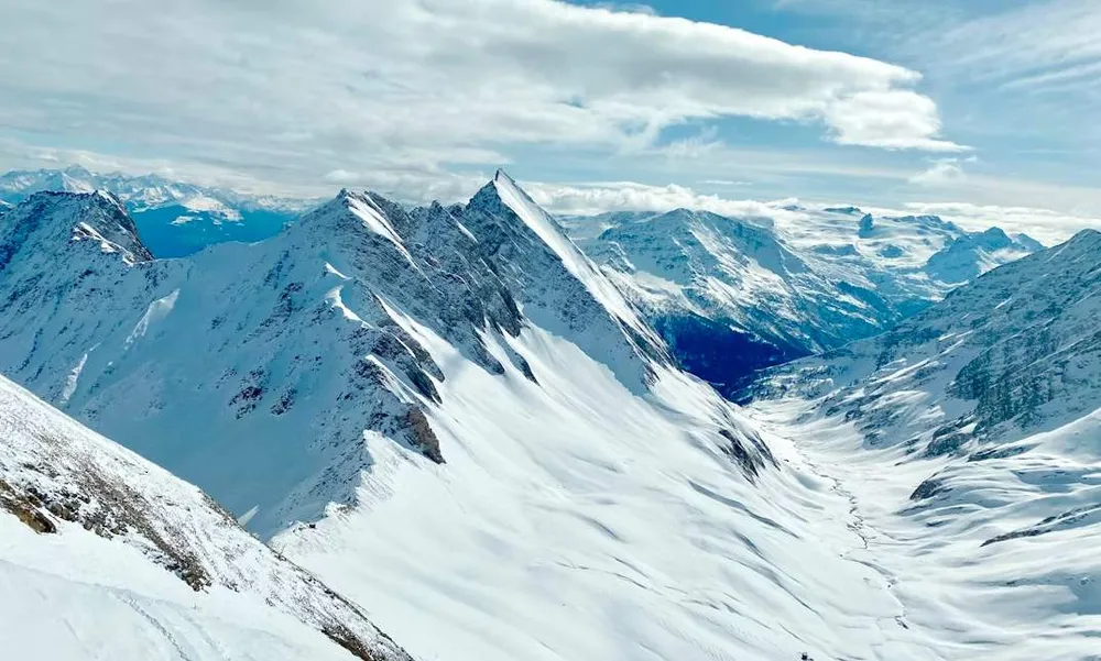 Montañas de los Alpes italianos cubiertas de nieve en invierno