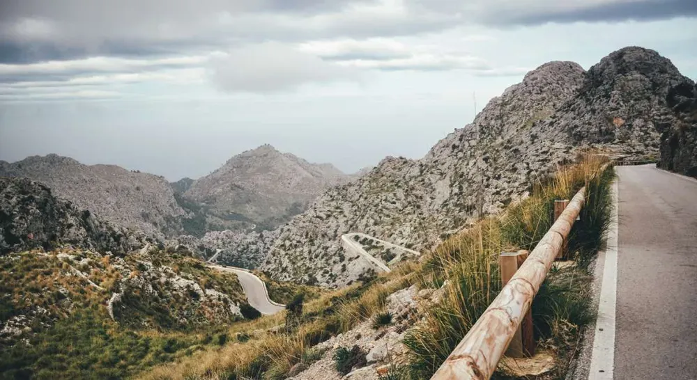 Die Serpentinen des beeindruckenden Gebirges Serra de Tramuntana.