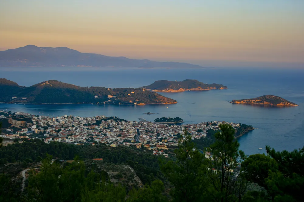 skiathos au crepuscule vue de loin avec mer