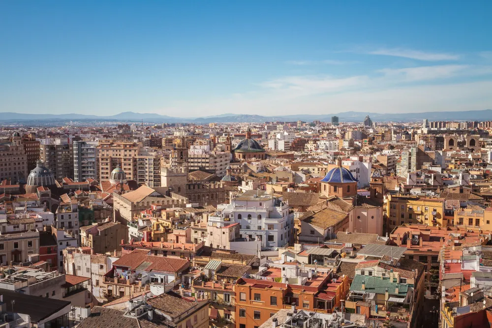 panorama urbain de valence sur ciel bleu