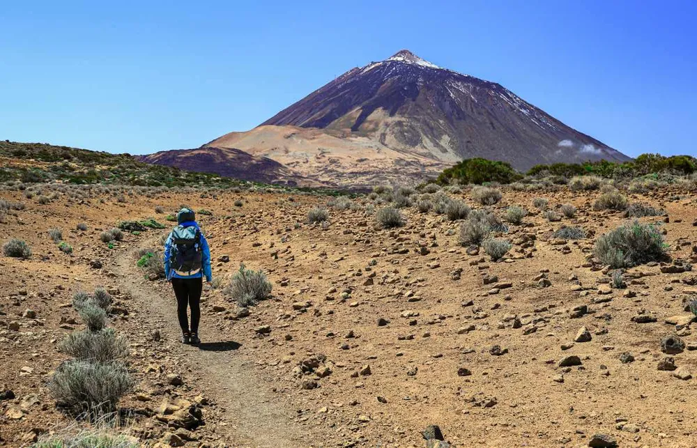Viajero en solitario haciendo senderismo en el Parque Nacional del Teide, Tenerife.