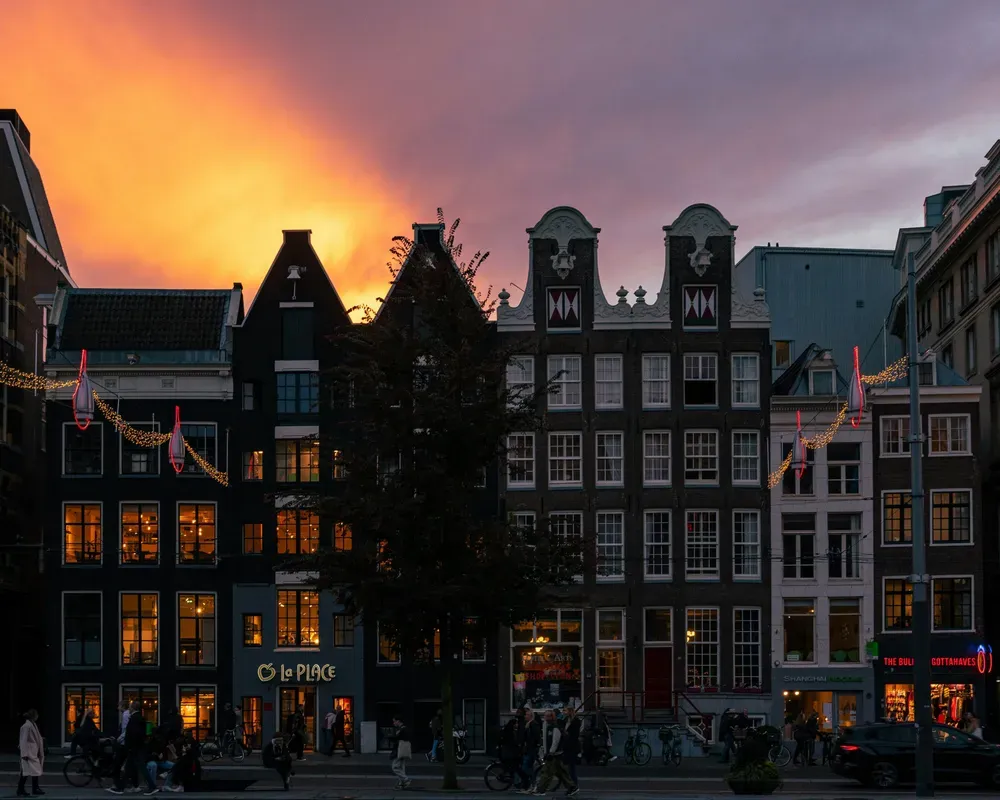 Die charakteristische Architektur von Amsterdam im winterlichen Abendlicht.