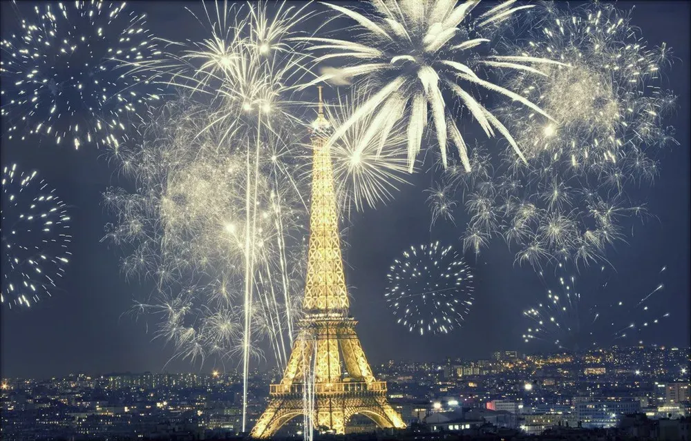 Ein strahlendes Feuerwerk an Silvester über dem Eiffelturm in Paris.