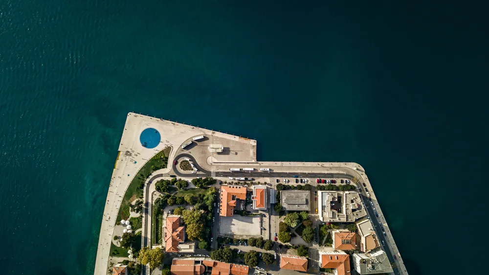 bordure de mer avec maisons colorees et mer bleue