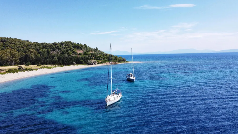 Barche a vela al largo di Skiathos, l'isola di Mamma Mia!