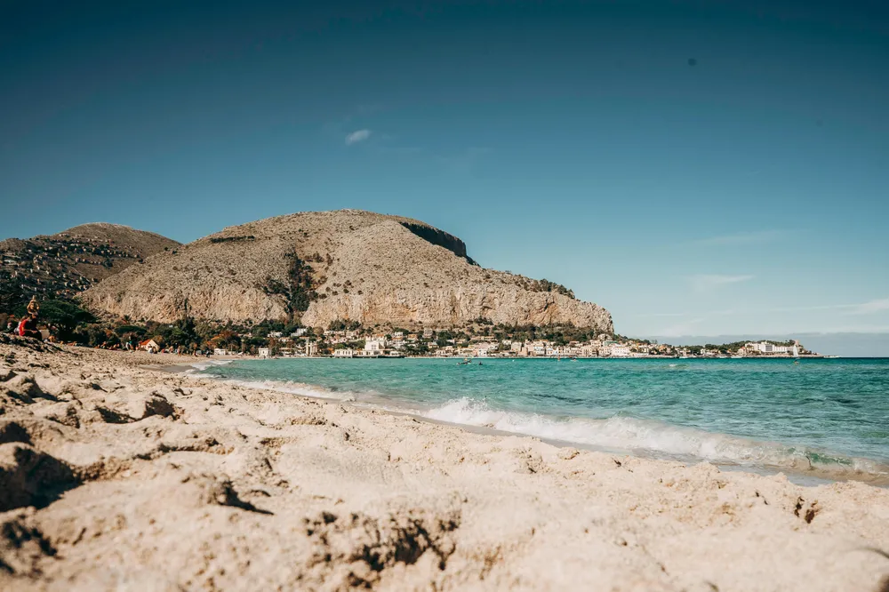 Spiaggia nascosca in Sicilia con panorama roccioso.
