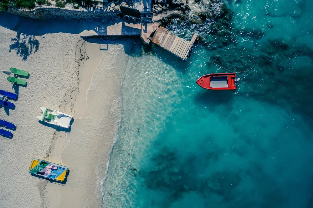 Vista dall'alto di una spiaggia nell'arcipelago di Ksamil.