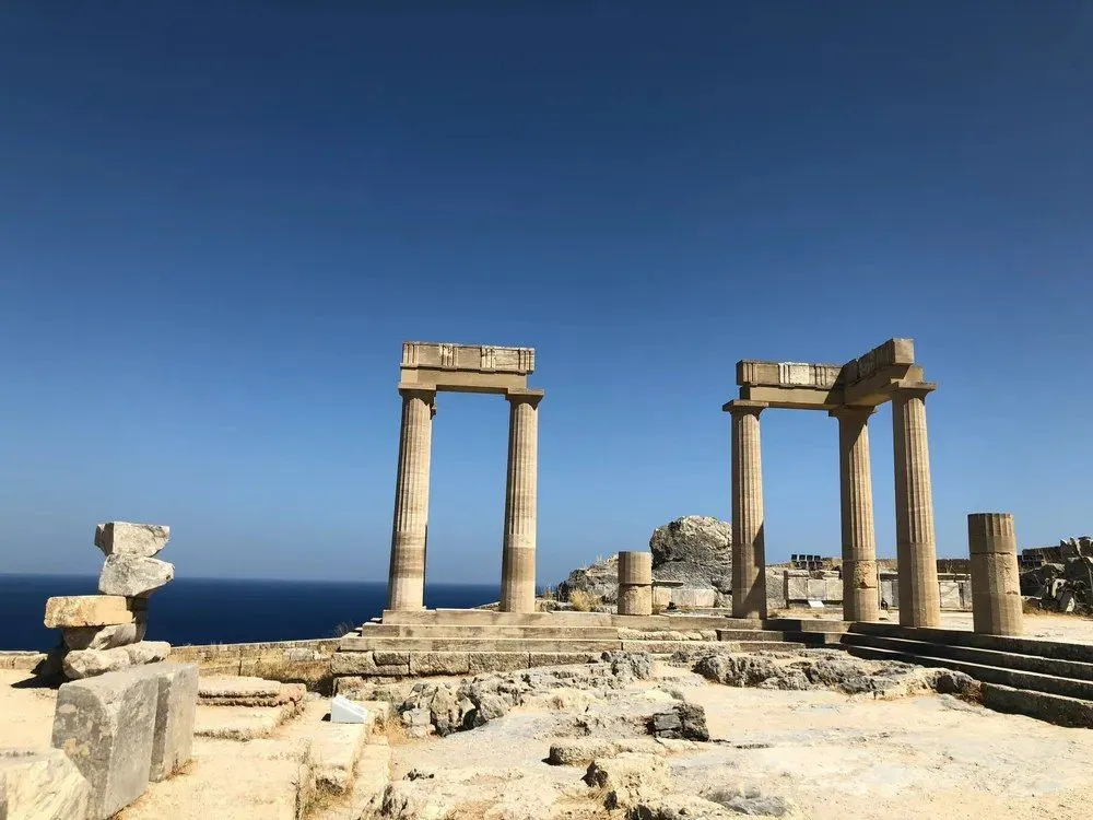 Columnas dóricas del antiguo templo de Atenea Lindia en la acrópolis de Rodas, Grecia