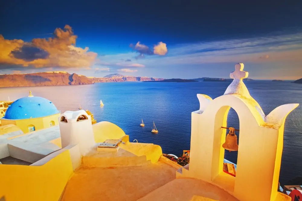 eglise blanche avec clocher et mer bleu au fond