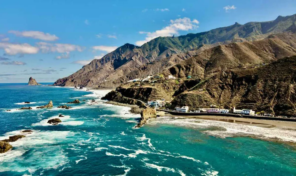 Costa norte de Tenerife con acantilados y el océano Atlántico en el pueblo de Taganana, Islas Canarias.
