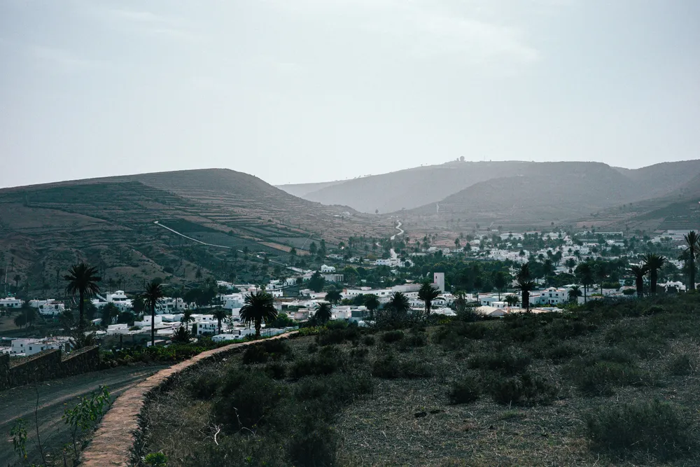 maisons blanches dans vallee verdoyante