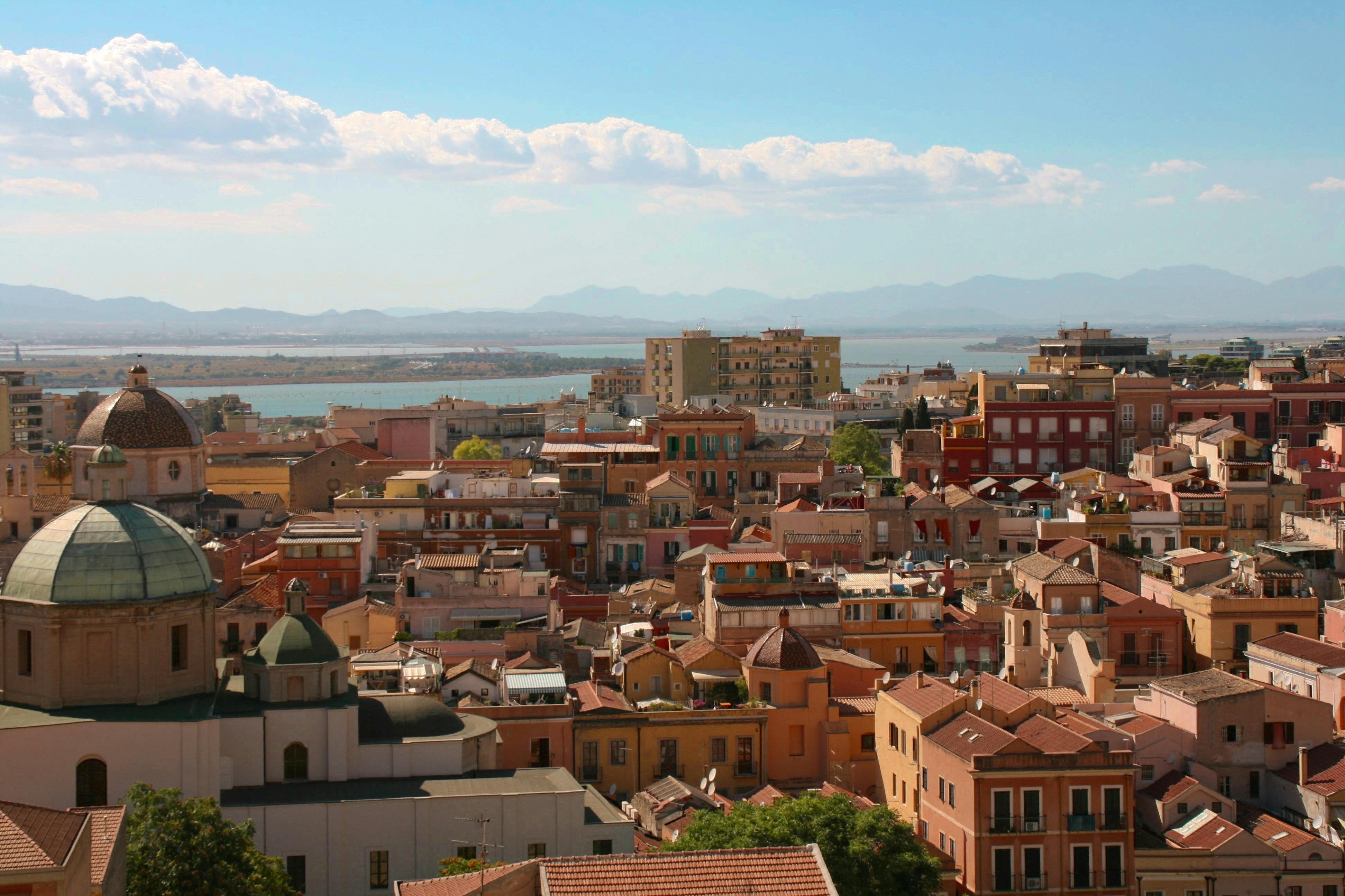 I tetti di Cagliari con il mare all'orizzonte, Sardegna.
