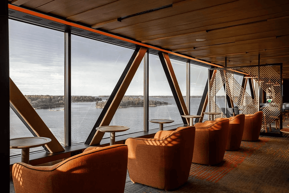 Zona lounge con ventanales al mar en el ferry Finnsirius