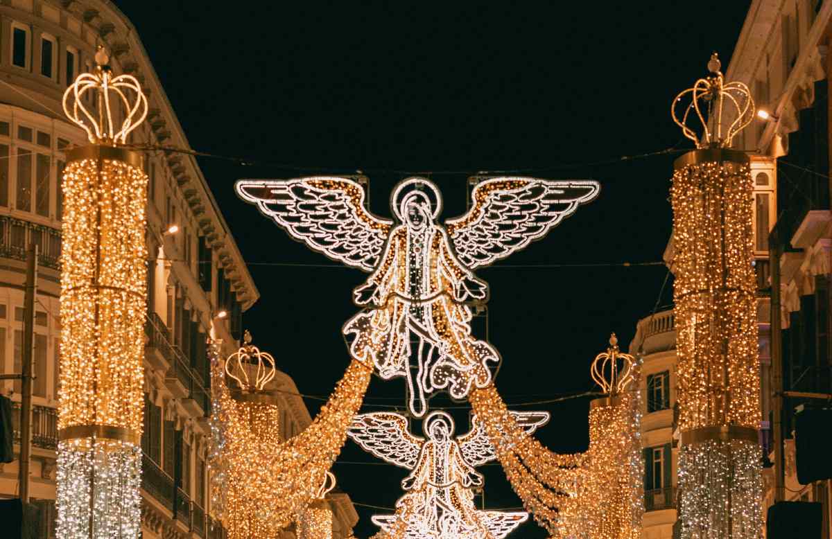 Iluminación navideña con ángeles de luz en la Calle Larios durante la Navidad en Málaga.