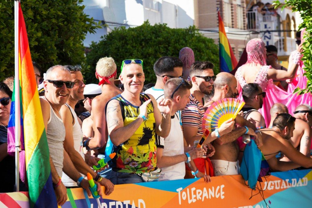 manifestacion del orgullo gay en ibiza con gente con pancartas y banderas