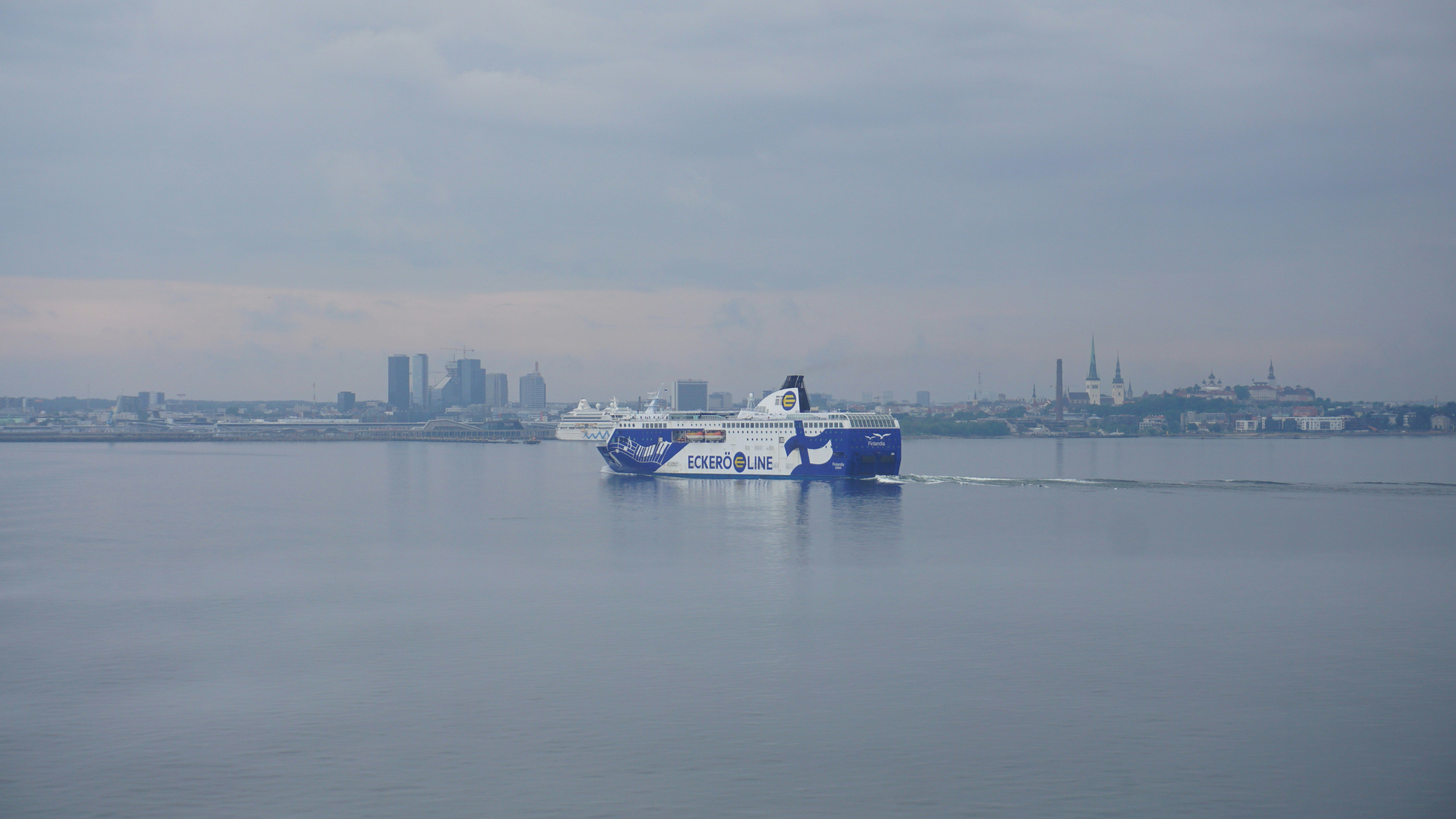 Eine Fähre der Reederei Eckerö Line fährt über die Ostsee. Im Hintergrund die Skyline von Tallinn.