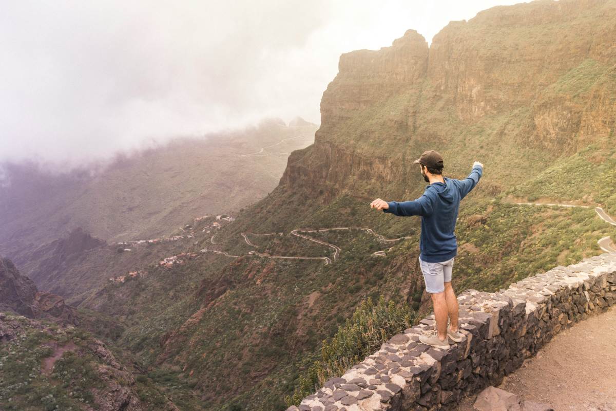Viajero disfrutando de las vistas al barranco de Masca en Tenerife.