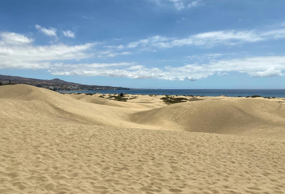Extensas dunas de arena junto al mar en Maspalomas, Gran Canaria.