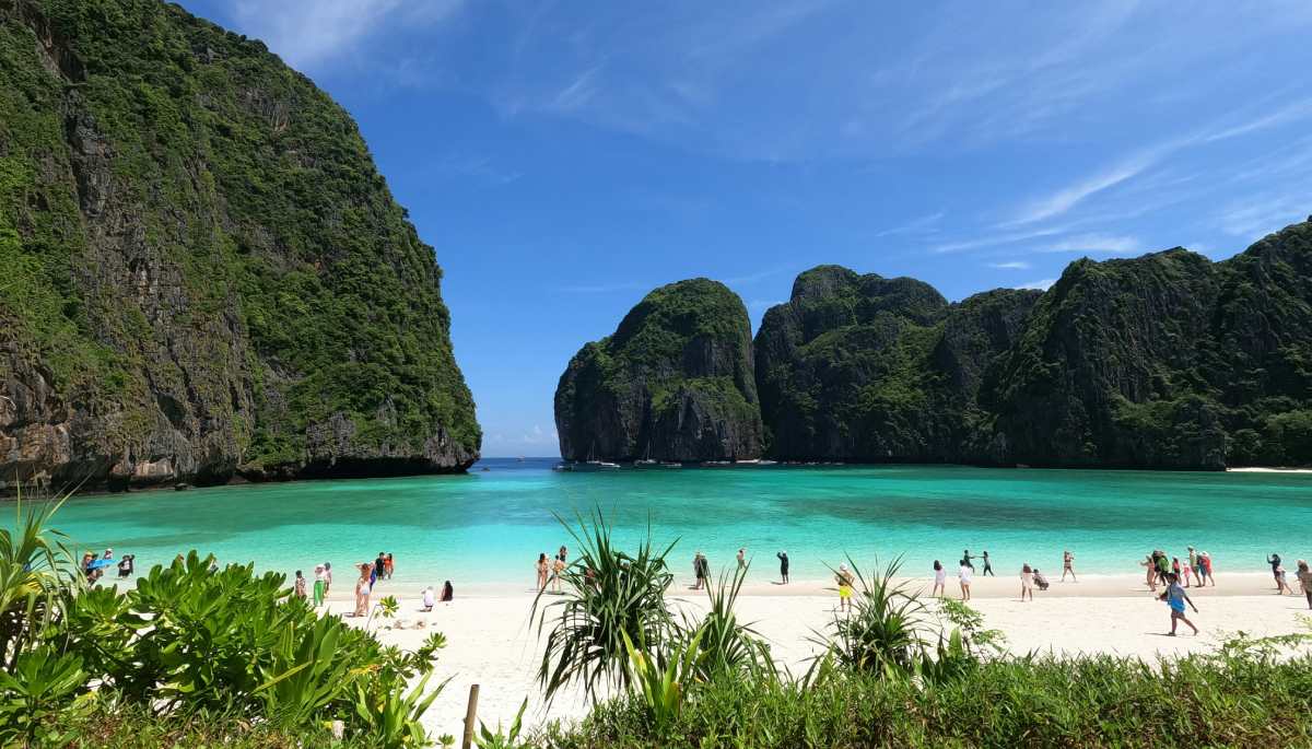 Playa de Maya Bay en Koh Phi Phi Leh con agua turquesa y acantilados alrededor