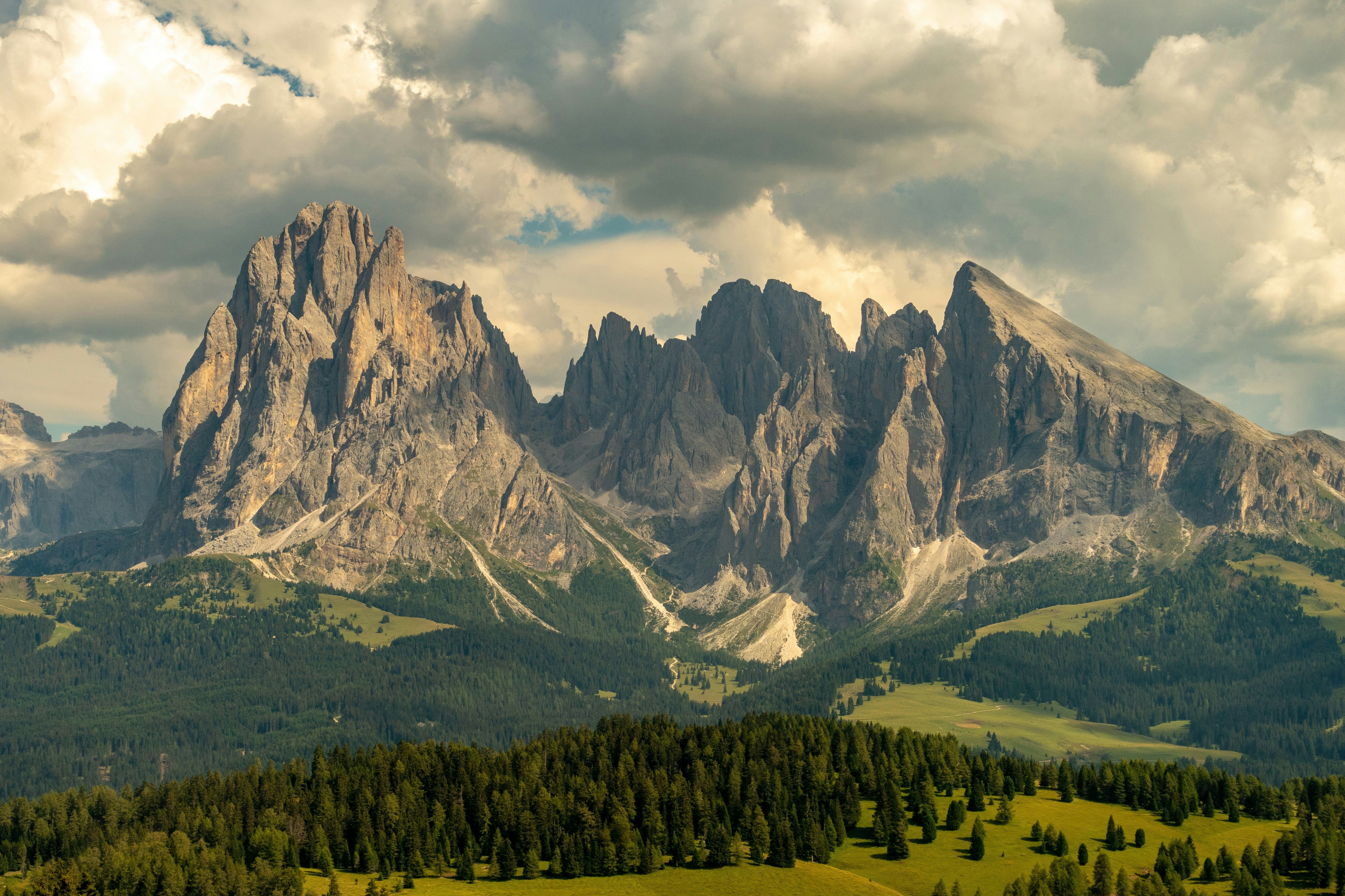 Die atemberaubende Langkofelgruppe der Dolomiten gehört zu den beeindruckendsten Bergformationen der Welt.