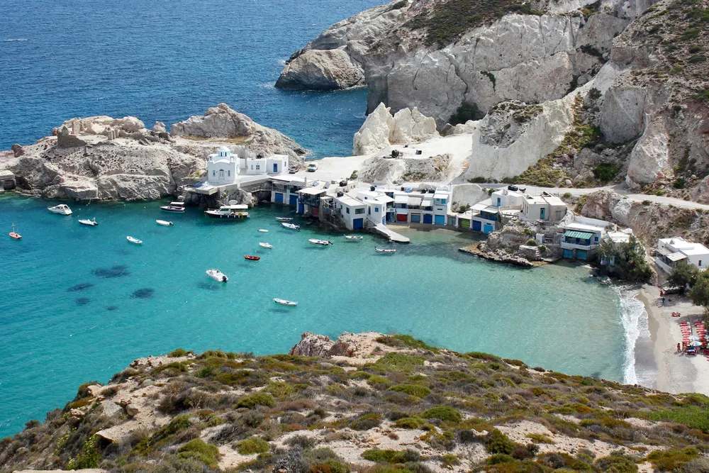 Casas de colores junto al mar en el pueblo pesquero de Klima, en Milos