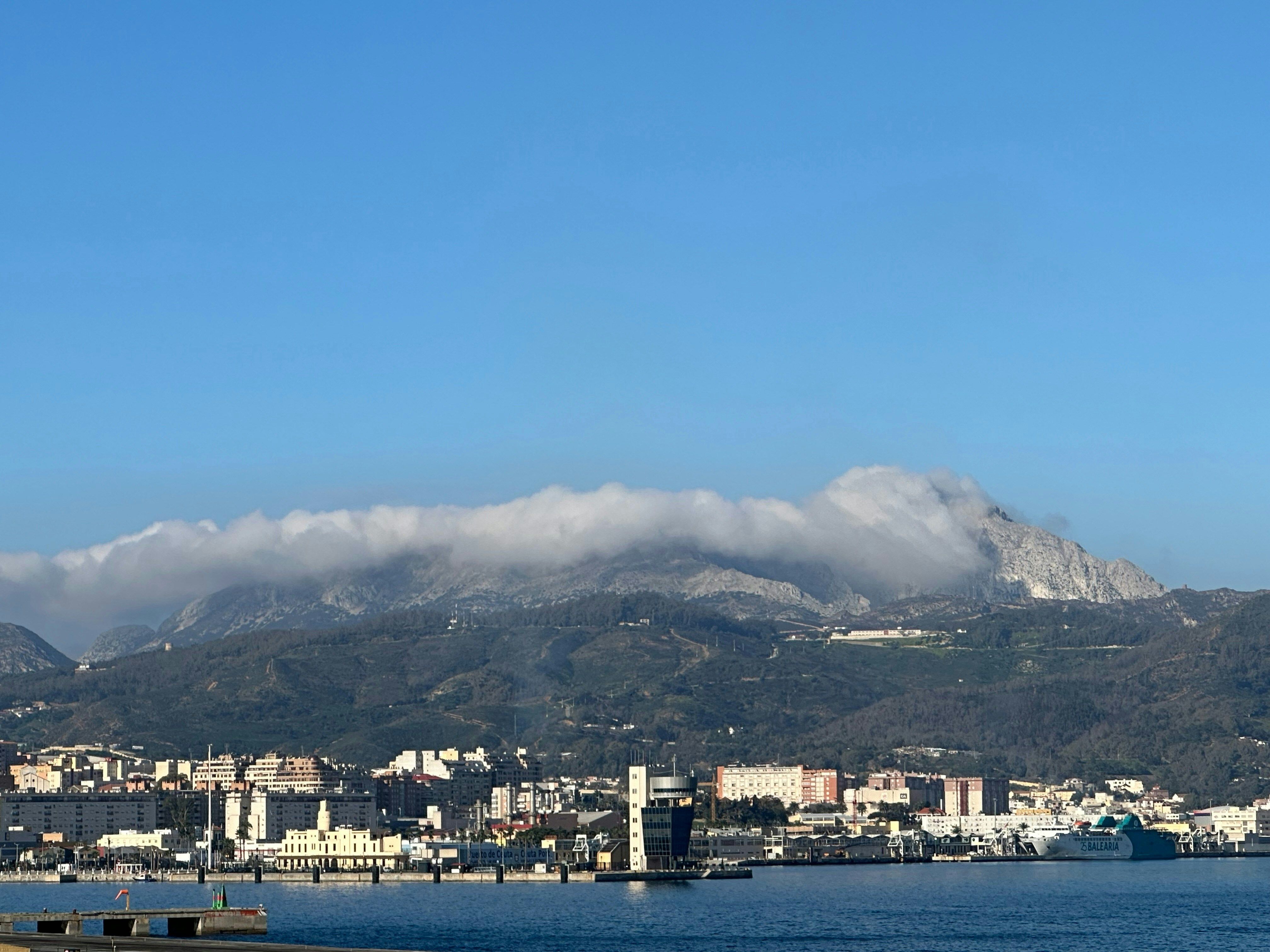 montagne nuages ville et mer en premier plan