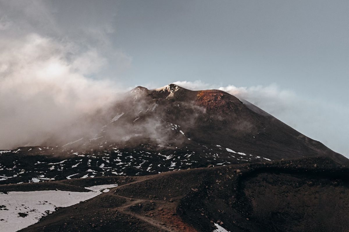 Vista del cráter del Monte Etna con columnas de humo durante la erupción de junio de 2025 en Sicilia