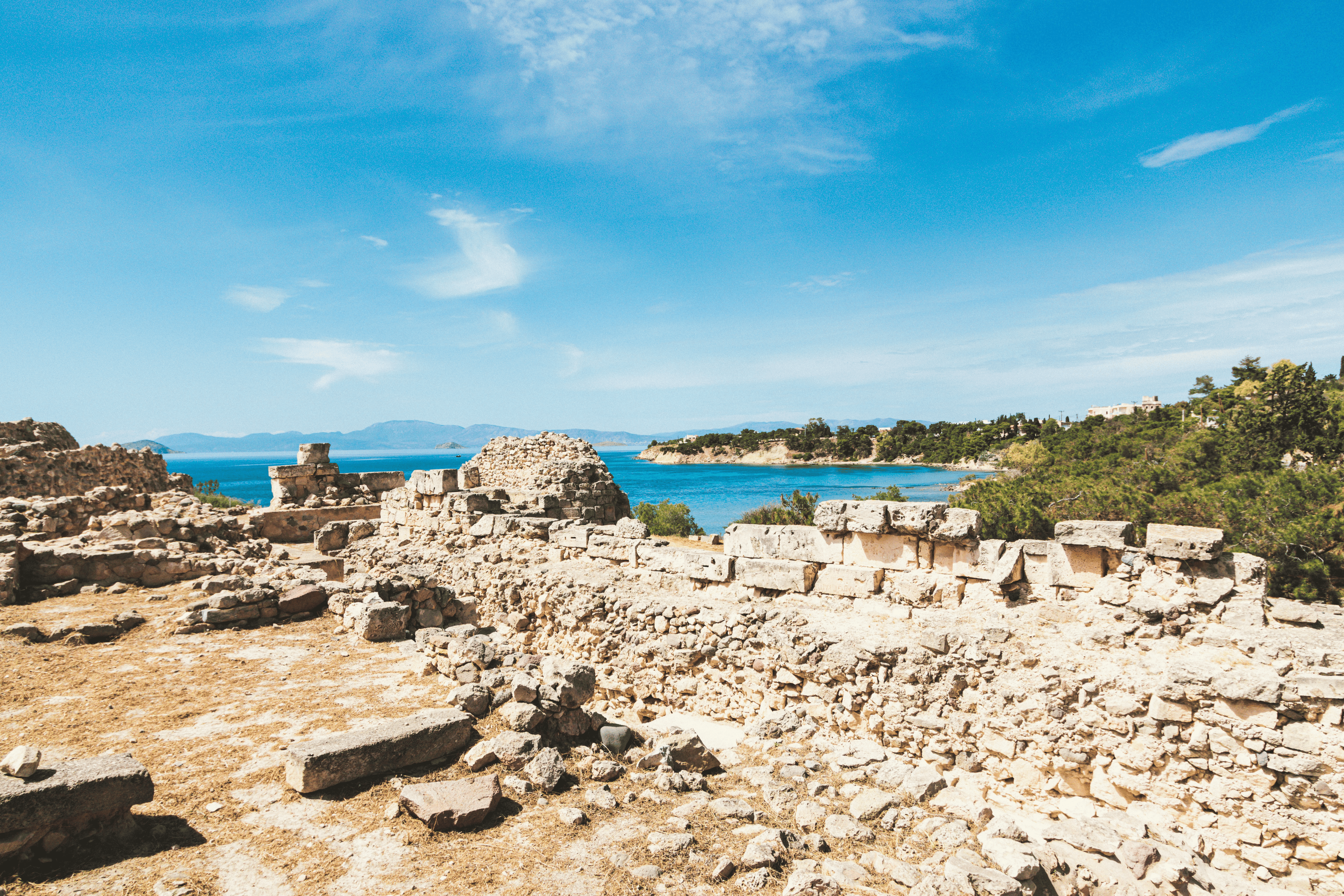 mur en pierre antique en ruines avec mer derriere