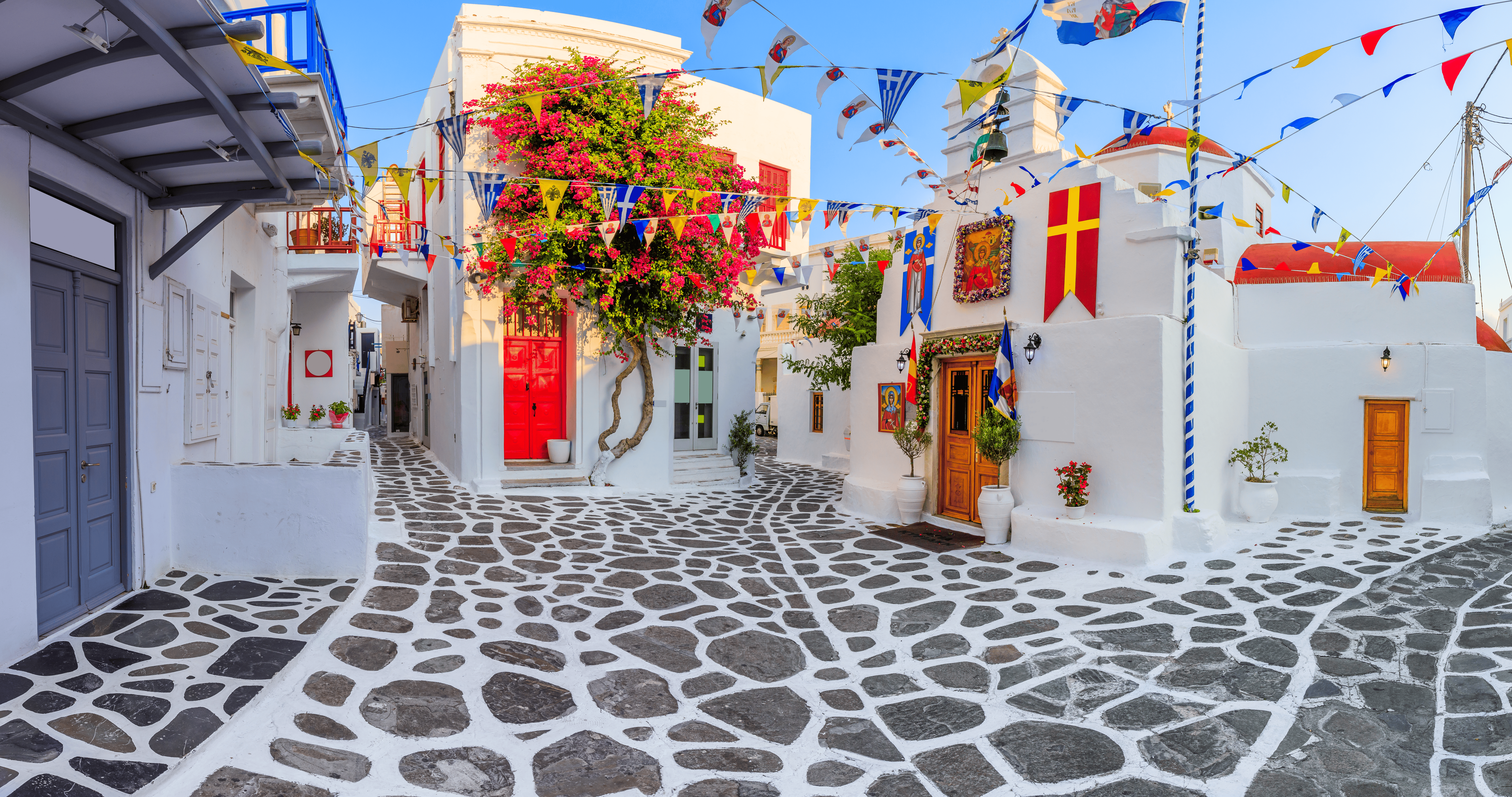 place de mykonos avec batiments blancs