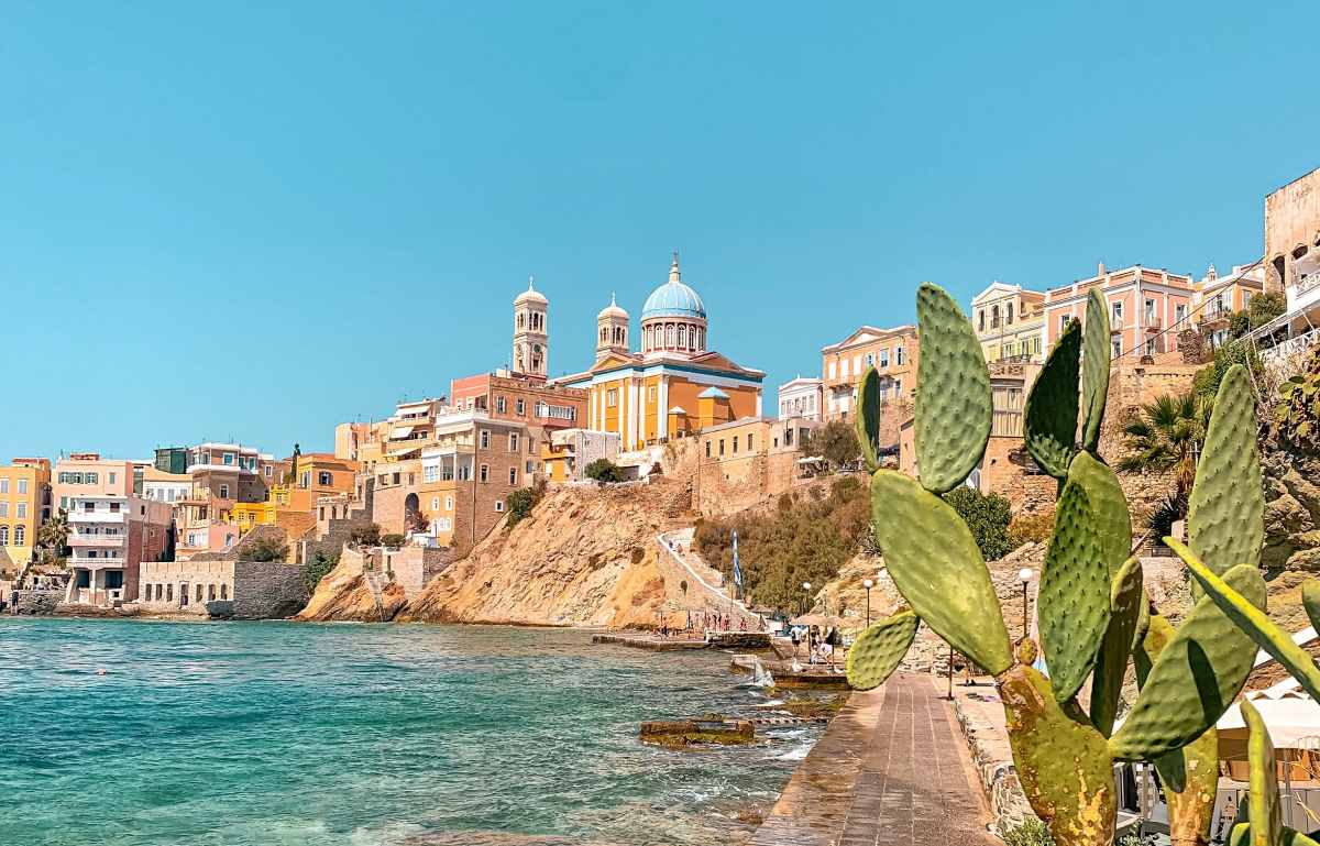 ciudad de Ermoupoli en Syros, con su arquitectura neoclásica junto al mar Egeo