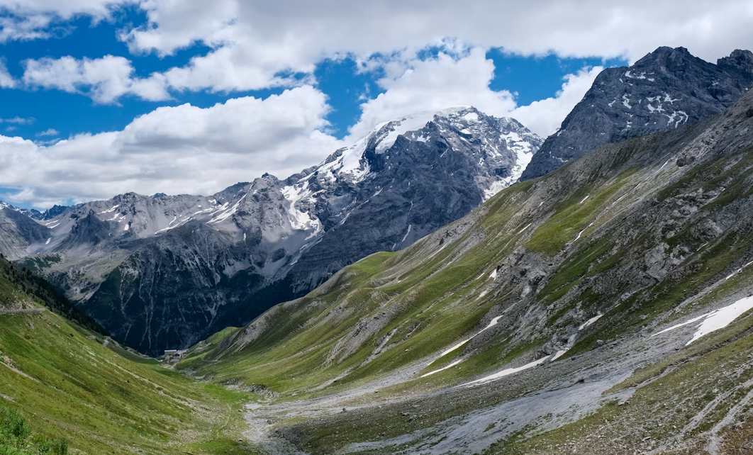 Valle alpino italiano en invierno con montañas y praderas naturales