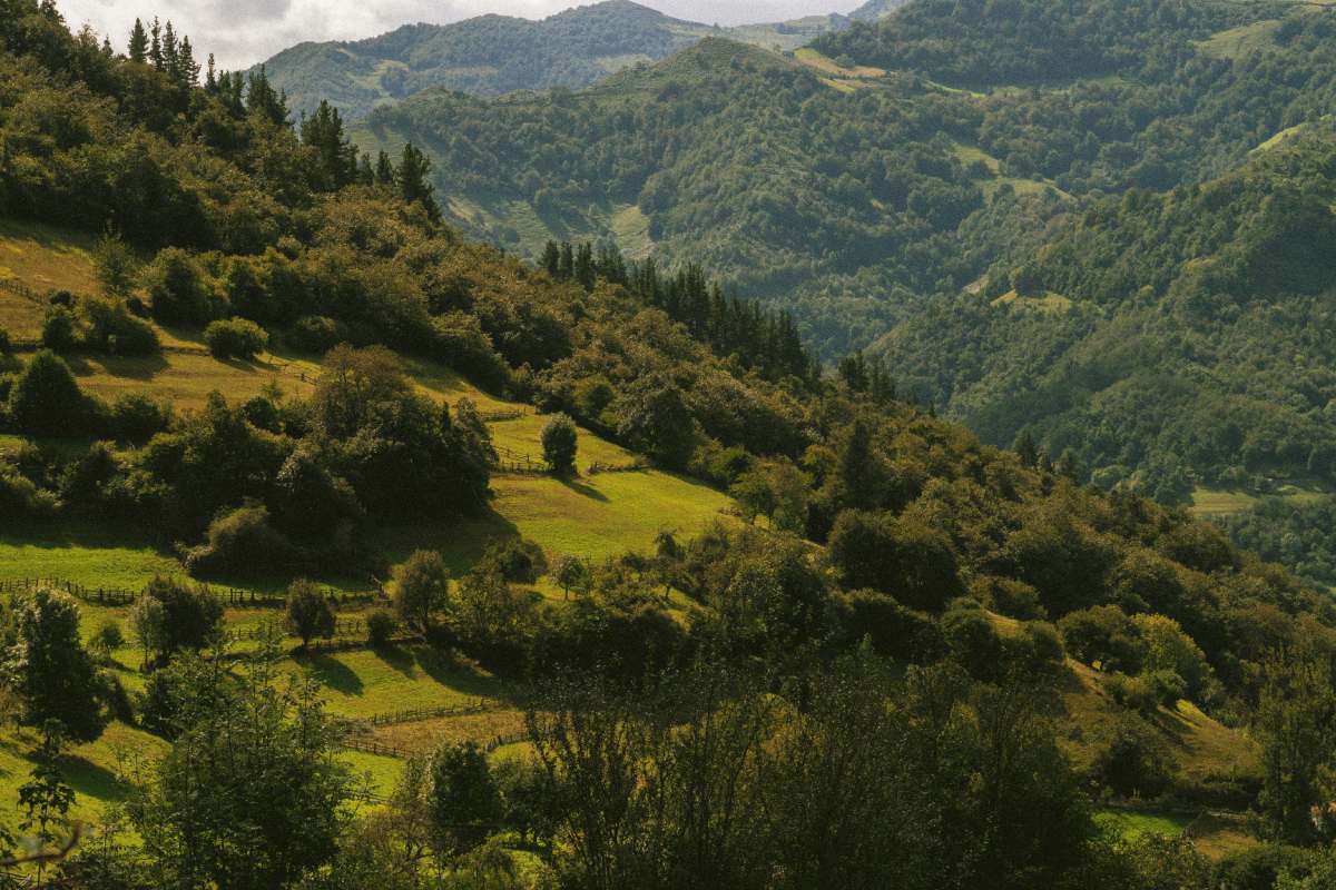 Valles verdes y montañas en la Costa Verde de Asturias, ruta escénica por la costa oeste de España.
