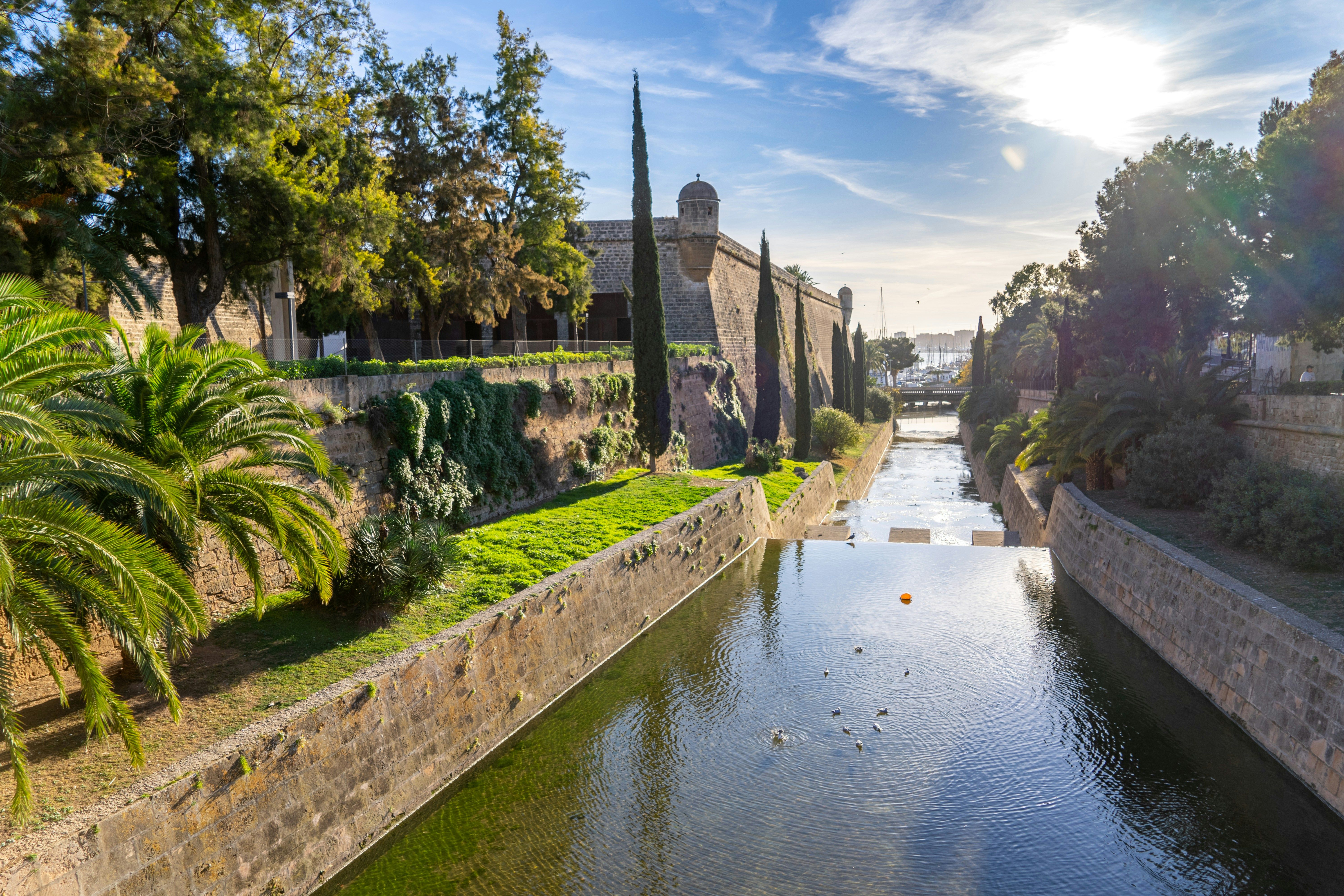 riviere bordee d'arbres et de murs en pierre