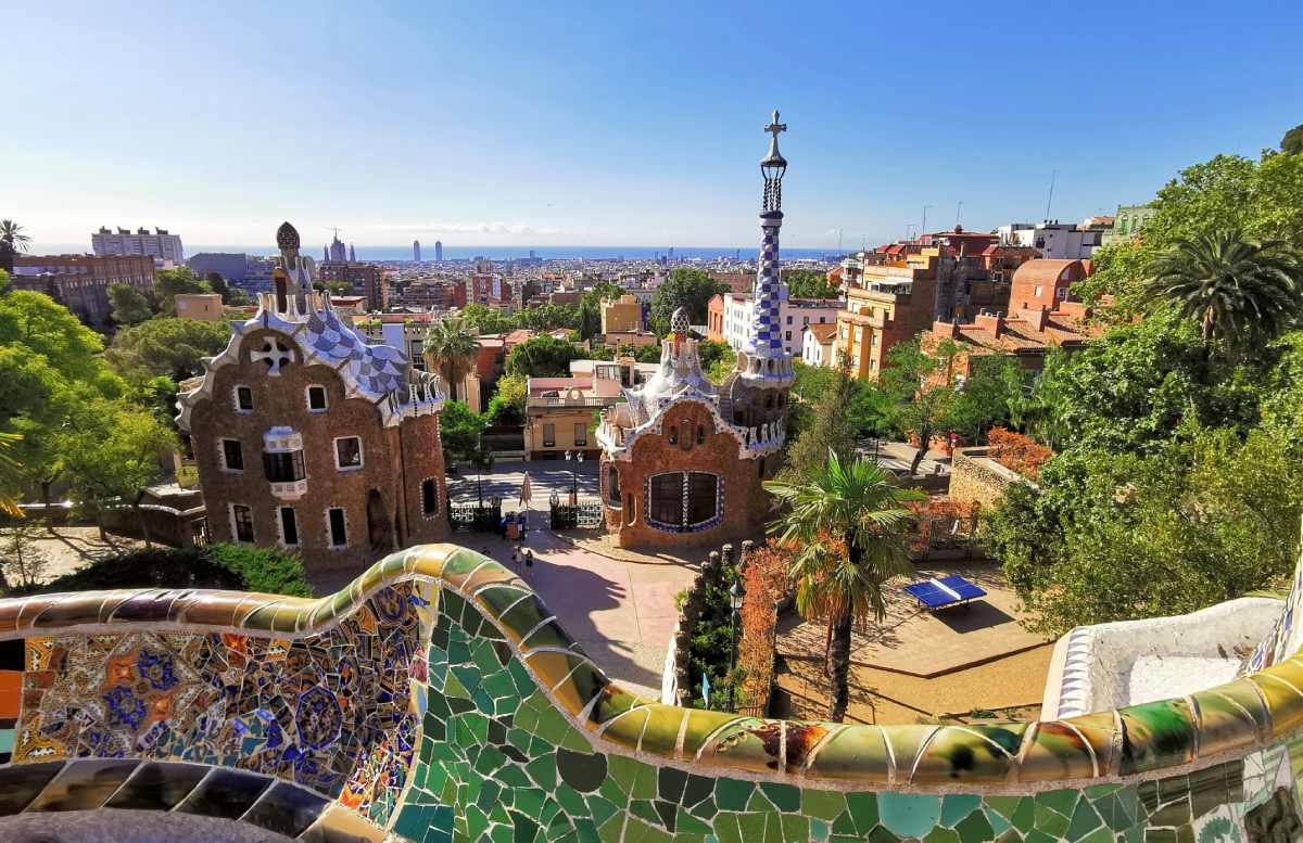 Panorámica del Parque Güell con la ciudad de Barcelona y el mar Mediterráneo de fondo