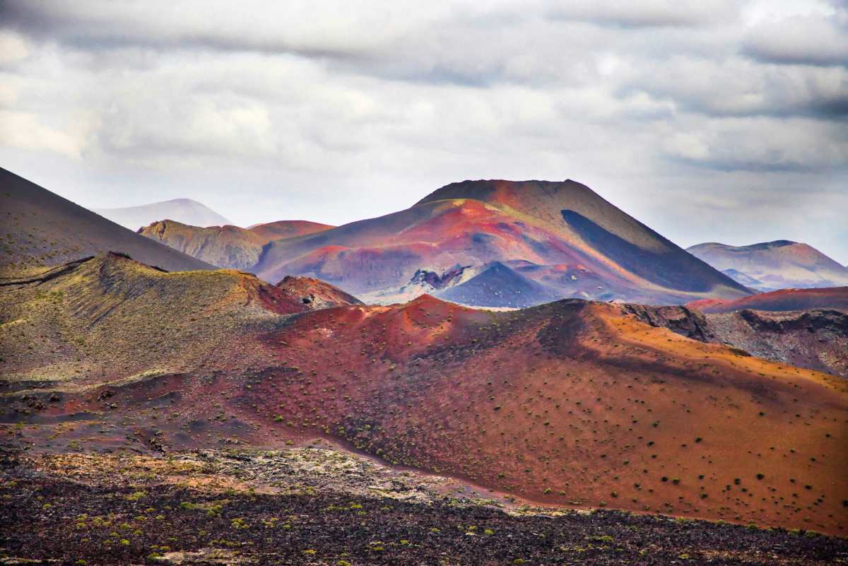 Montañas y paisaje volcánico del Parque Nacional de Timanfaya en Lanzarote.
