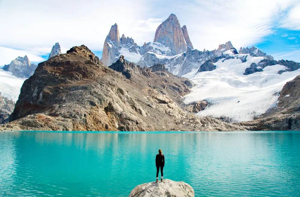 Senderista frente al monte Fitz Roy y la laguna de los Tres en la Patagonia Argentina